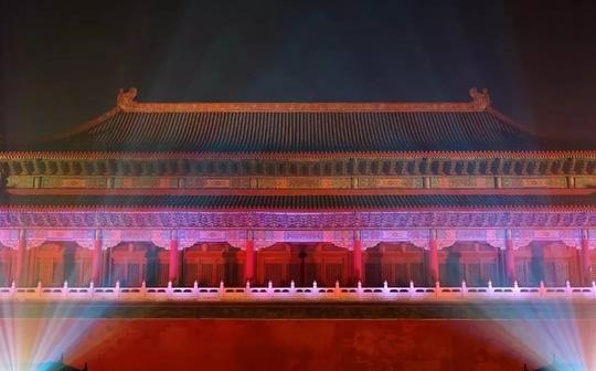 故宫上演了唯美的灯光秀绚丽的灯光将紫禁城夜空照亮午门,太和门