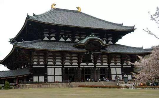 文化正文奈良东大寺为日本华严宗大本山,是日本最重要的佛教寺庙之
