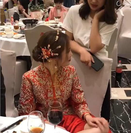 有一种坐姿叫“豪迈”，看到“如此”新娘，网友：心疼新郎1分钟