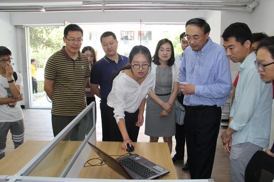 校长葛世荣手把手指导我校青年创新创业
