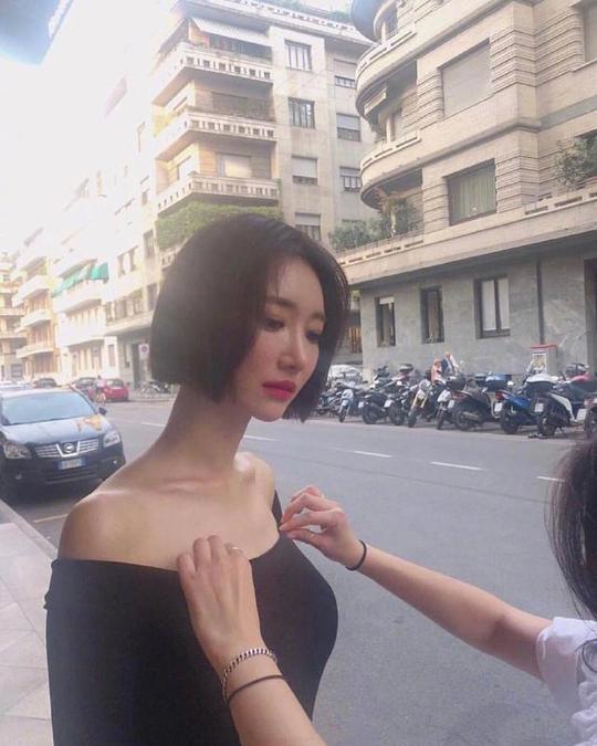 美女都司空见惯了,14公分长的天鹅颈美女你见过吗?