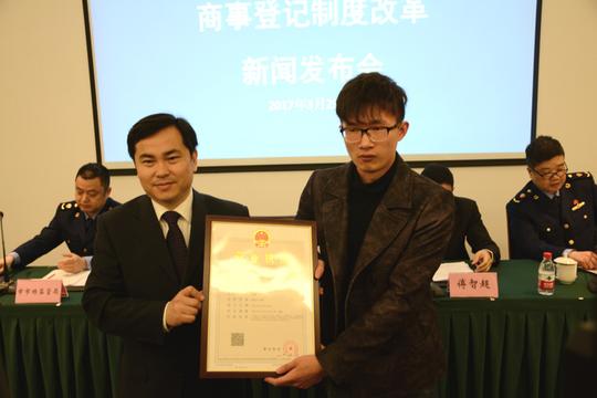 "余超&lt;/strong&gt;说,在申请营业执照时他申请了公章刻制备案和大学生创业企业认定