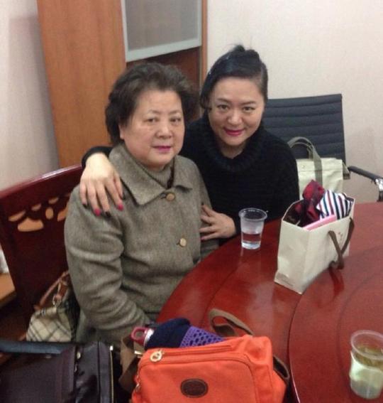 她曾比毛阿敏还红，却被弟弟打成残疾，如今当保姆赚钱养家