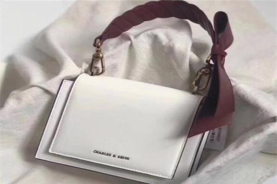 在500以内小众品牌包包中ck这个品牌近年来在国内市场上是大热