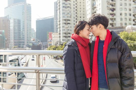 年轻情侣天桥上依偎在一起图片下载