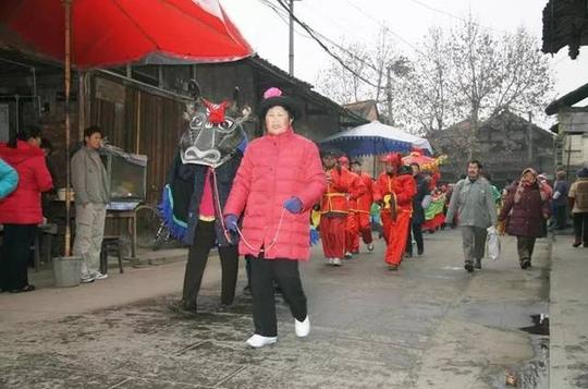 "过桥吃草"阵势中,使牛匠骑牛走圆场之后,下牛背,牵牛走一字步过桥