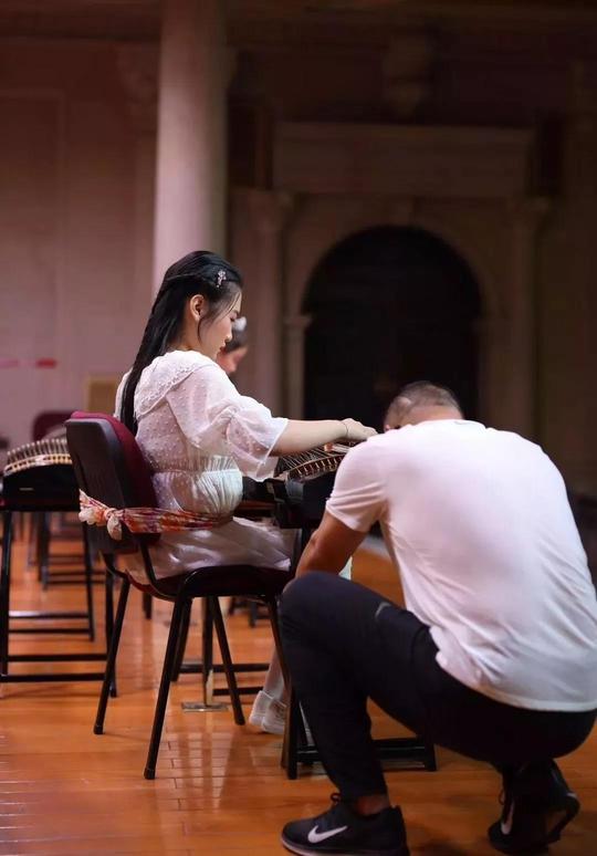 15岁截瘫女孩参加古筝比赛:父亲全程举琴架，观众评委泪目