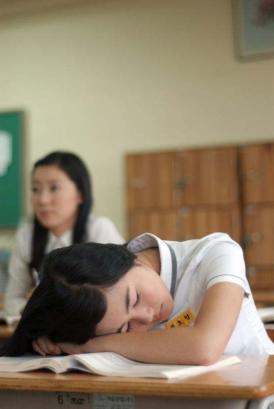 趴在课桌休息睡觉的可爱女生高清图片图片素材
