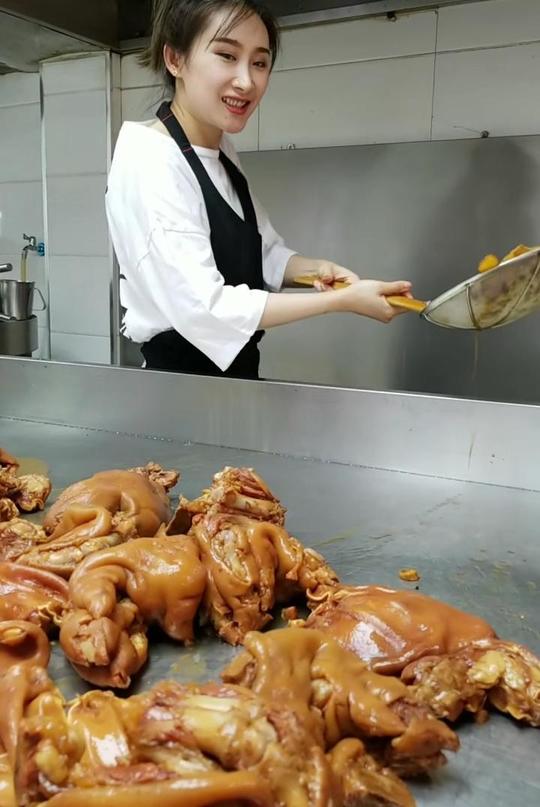 24岁美女创业鸭脖猪蹄常年在厨房忙碌表示没时间谈恋爱