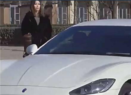 妙龄女子滴滴打到300万豪车，一上车，就开始和车主讨价还价!
