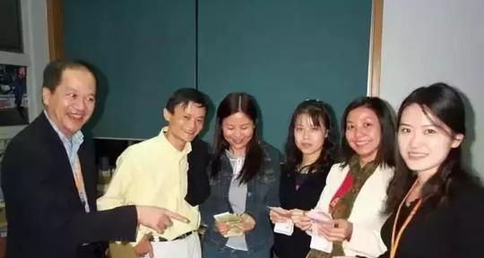 2002年底,创业3年的阿里巴巴首次实现盈利,跨过年,淘宝网宣布成立.