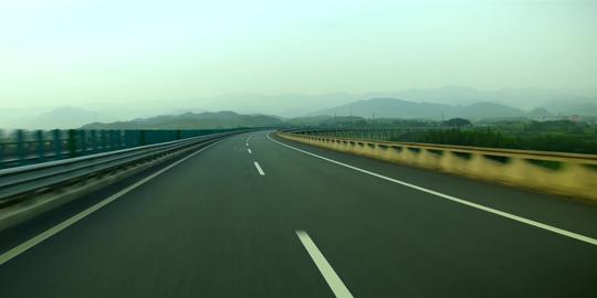 唯美实拍高速公路穿梭_3840x1608_高清视频素材下载