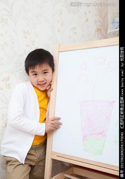 中国人东方人男孩居室家居书房彩色摄影图片户内侧面图竖