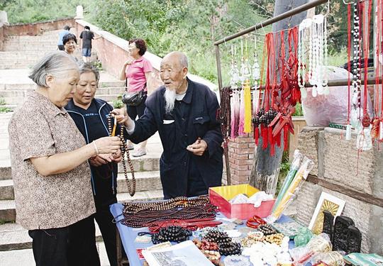 90岁老农身体硬朗常年坚持做小生意(图)