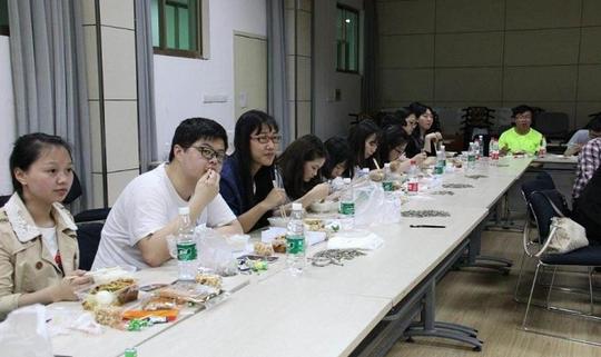 60岁大妈不养老选择自主创业,网上卖盒饭生意十分红火