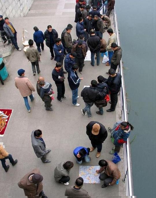 深圳街头团伙摆象棋残局路人被骗近2万元