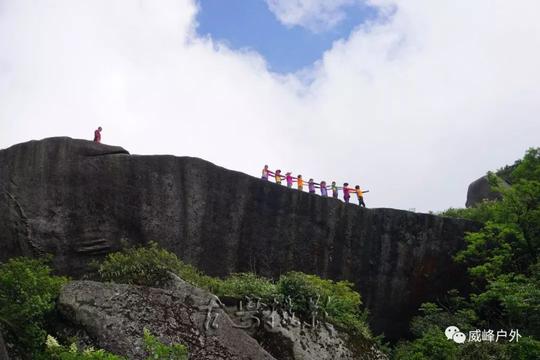 两广三地驴友联合穿越螺壳山脉的锅盖顶—石台山