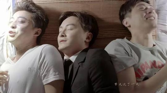 女大学生毕业应酬猛喝酒,男大学生创业因钱打破头