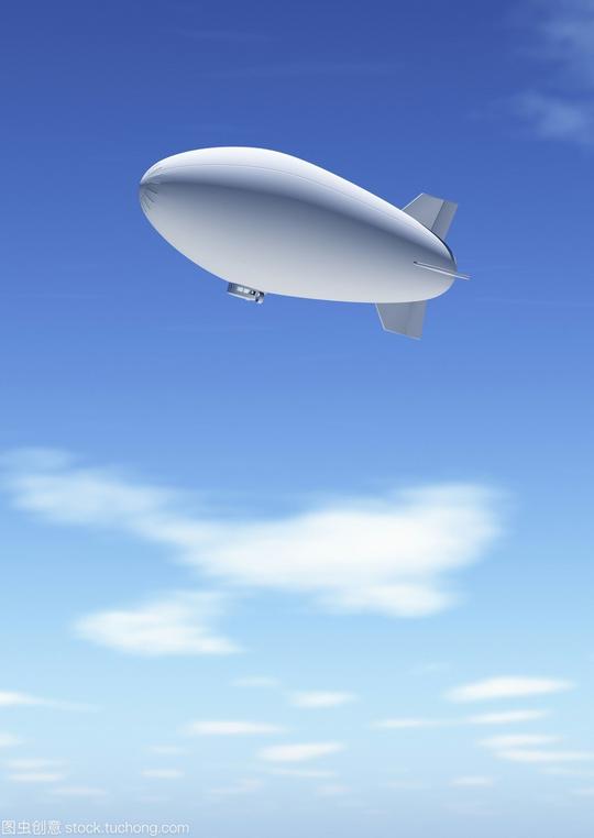 软式小型飞船在天空中