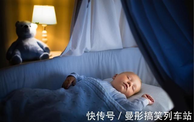 新生儿晚上到底可不可以开灯睡觉？如何引导宝宝关灯睡觉