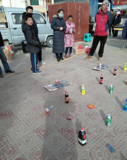 套圈圈空手套白狼居然成功了,小伙下次准备更吸引人的