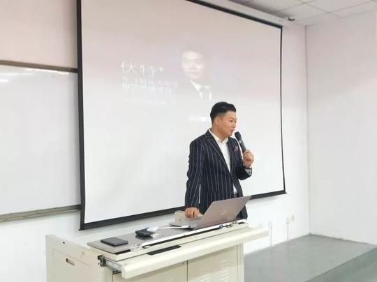 人文与旅游学院举办创新创业报告会