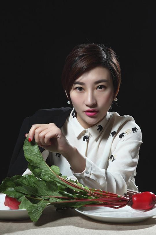 她放弃明星梦，从服务员到ceo!