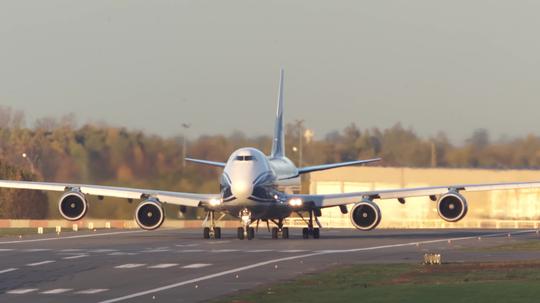 4k波音747客机飞机起飞机场_3840x2160_高清视频素材