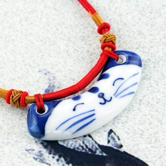青花瓷手绘猫咪。在丽江古城曾看到过，可惜…