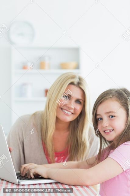 他教他妈妈如何使用电脑