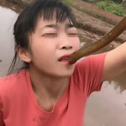 最近,一位小美女捉黄鳝时却遇到了一件奇葩的事情,实在是让人哭笑不得