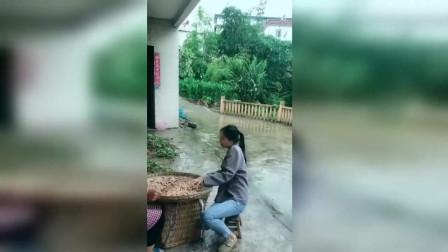 外面下雨了孩子不能出去玩