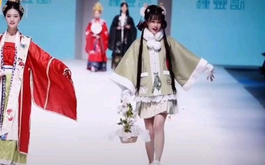 【汉服走秀】可爱妹子蹦蹦跳跳
