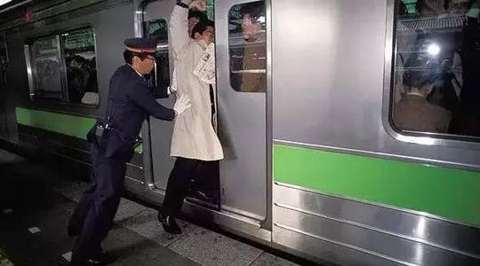 日本开发"推人"职业!每天将乘客推上地铁,工资竟然高到离谱?