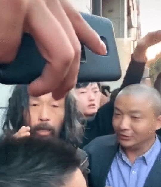 抖音乱象何时休,10岁女孩哭诉:我妈死了,大家给我点个