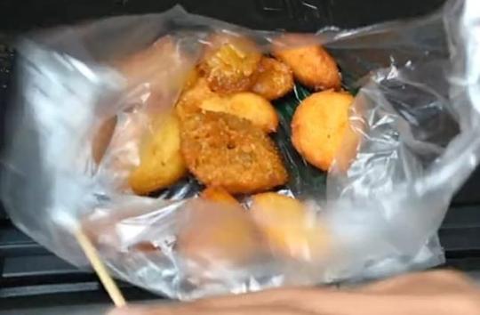7旬大爷街边卖稀罕小吃，一份6块钱生意很火，顾客一颗接着一颗(三)