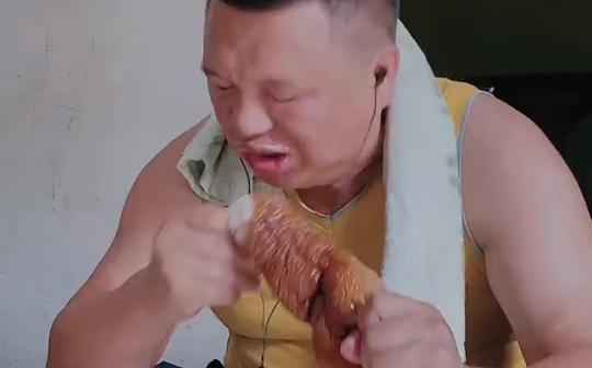 原创搞笑视频爆笑搞笑视频农村搞笑段子就不能看一眼门口吗