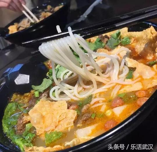 在武汉的这个夏天让我们捏住鼻子,干了这碗螺蛳粉!