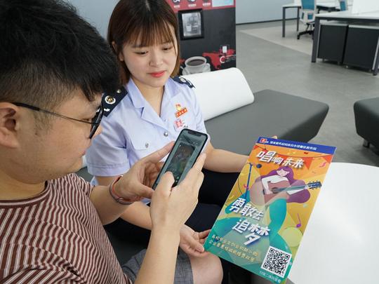 建邺区税务局“青年先锋队”为创业大学生送政策