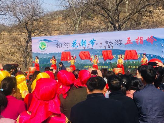 巩义涉村镇举行首届"花朝节"77岁老太当网红做直播卖