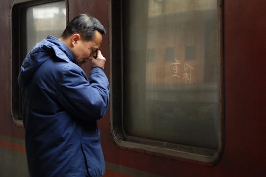 回家过年的父母在车窗上写下“保重”二字