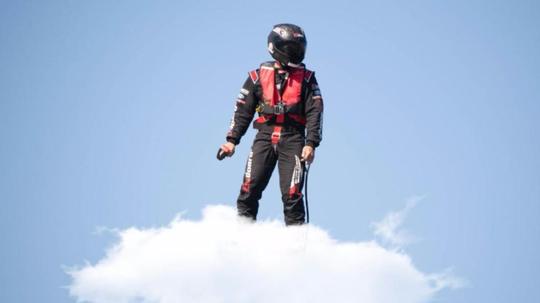 孙悟空的筋斗云成现实,牛人发明飞行神器时速达150公里