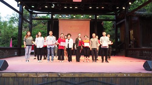 结业典礼上,还颁发了学员结业证书,并通报表彰了12名优秀学员(王园元
