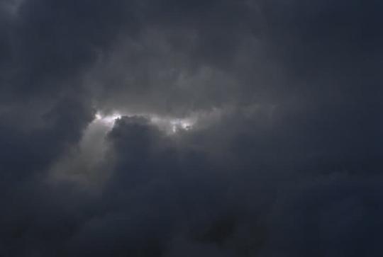 天空云朵乌云密布暴风雨前宣传片素材企业宣传片说明:暴雨前的