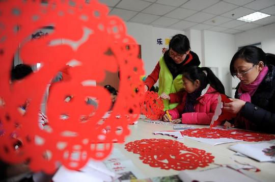 社会2贴窗花迎小年