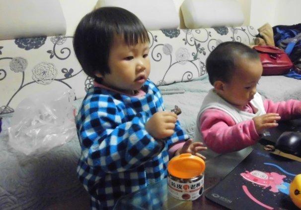 孩子吃饭喜欢到处跑怎么办