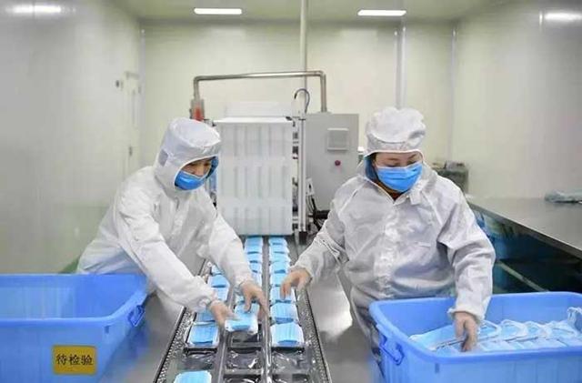 下面哪种情况需及时更换佩戴的一次性医用口罩