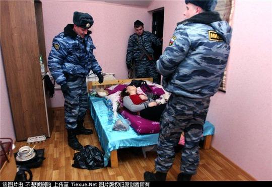 看俄罗斯移民局特警暴力搜查中国外出做生意的人们