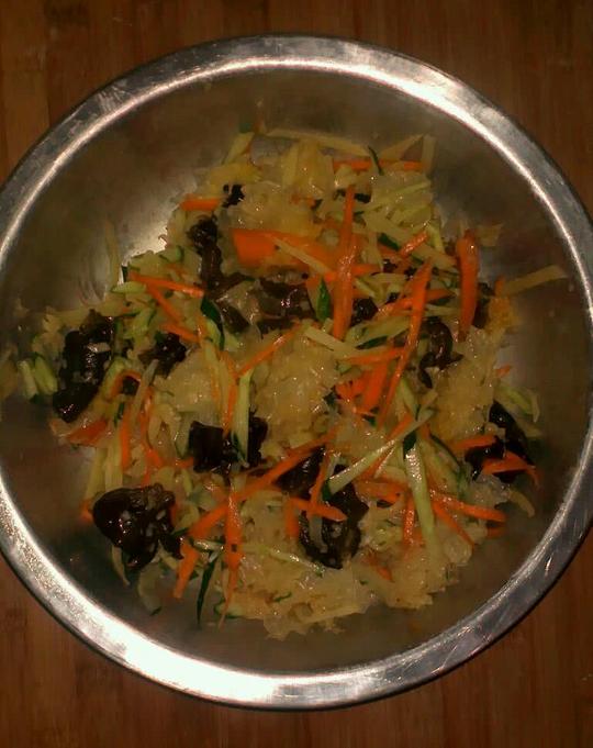 一个辅料麻汁适量两头香油一滴蔬之鲜适量味极鲜适量双耳