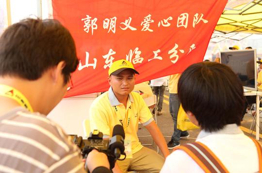 "活动长沙站,装载机手唐华强在接受采访.他不仅是自主创业的